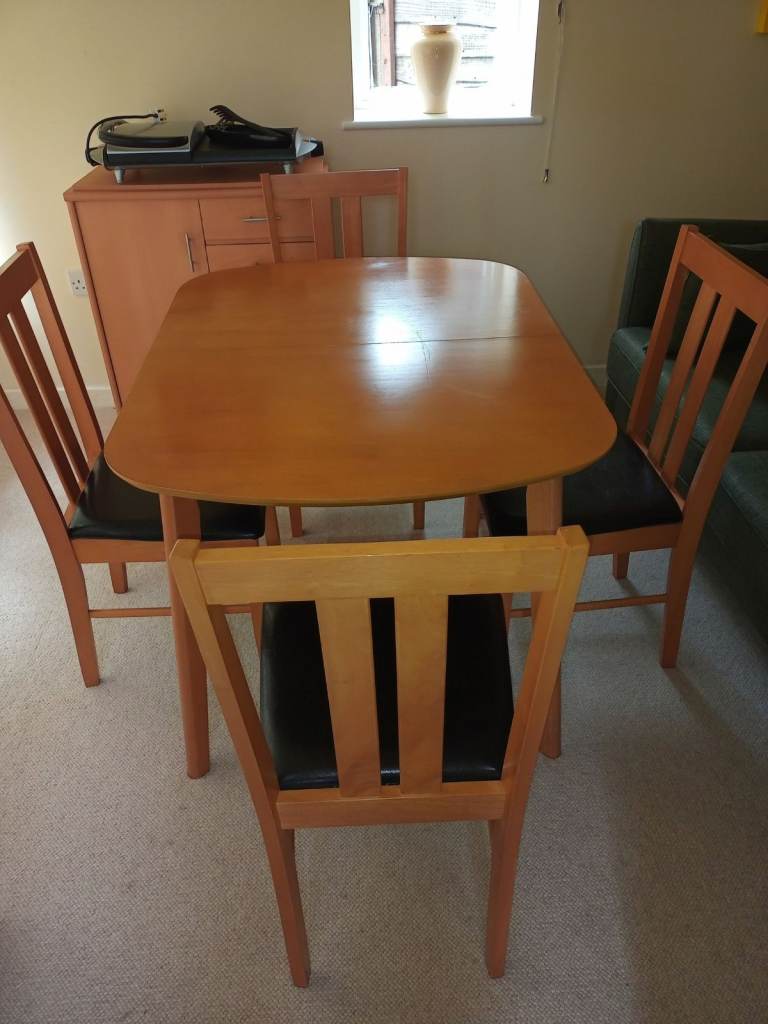 Decent extendable table with four chairs 