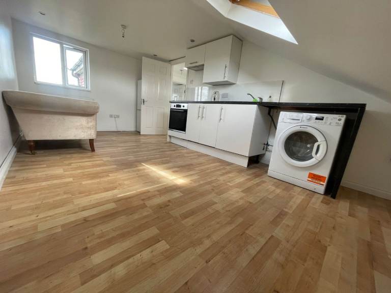 Studio flat walthamstow / sepearte bedroom, bills included.