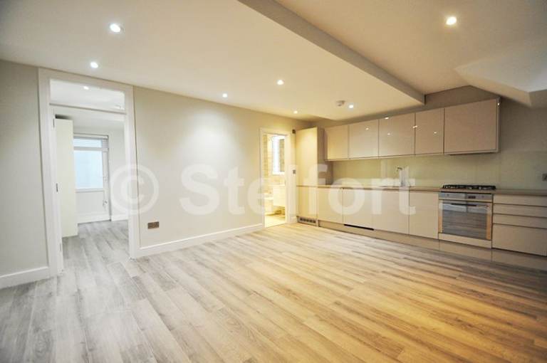 3 bedroom flat in Hornsey Road, London, N19