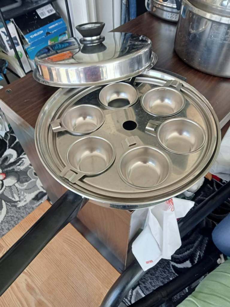 AMWAY QUEEN Cookware - big pan with baking cup.