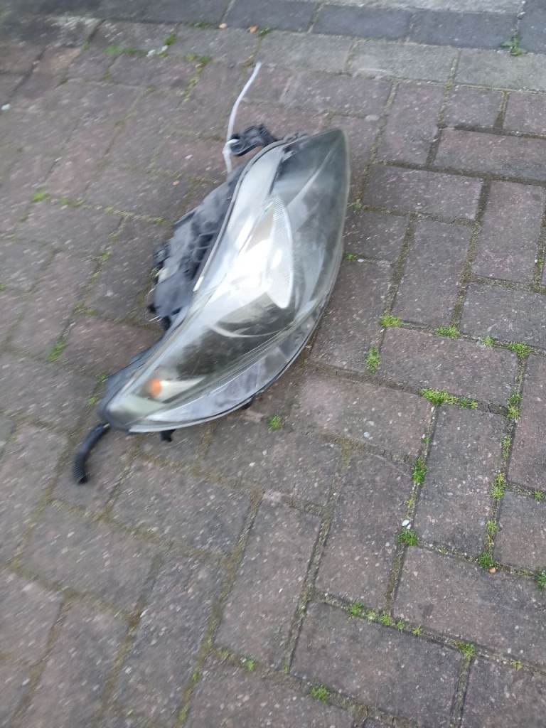 Seat ibiza headlight  RH with a missing  bracket 