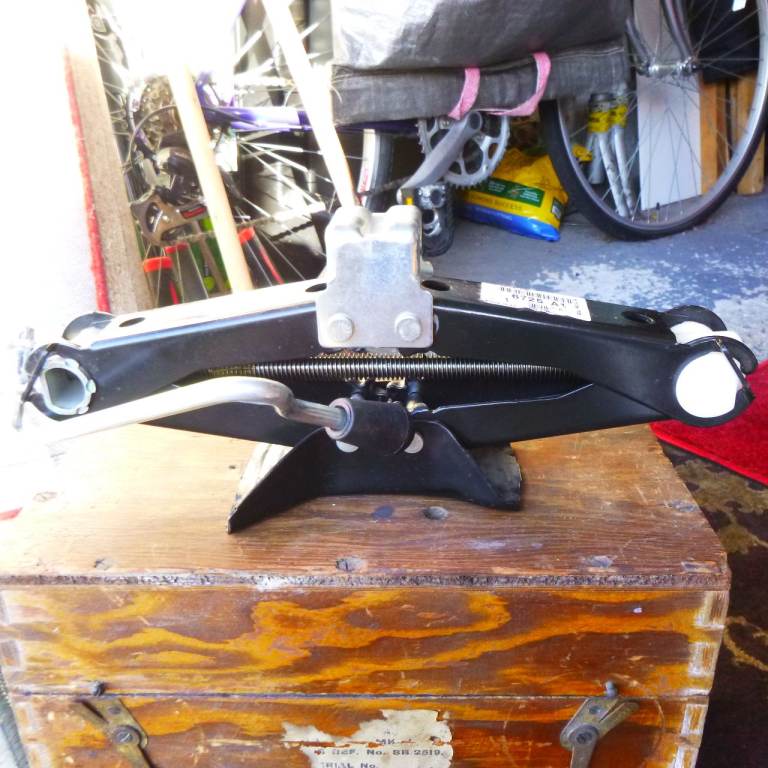 Car Jack - compact size- unused