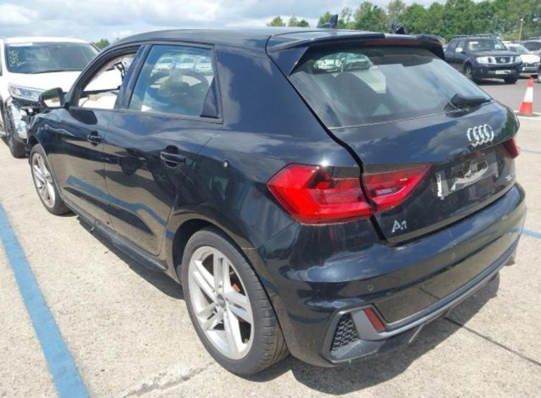 AUDI A1 BREAKING 