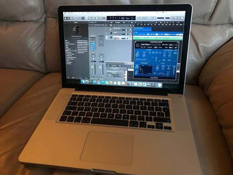 Music Production Studio MacBook Pro i5 15" Logic Pro X