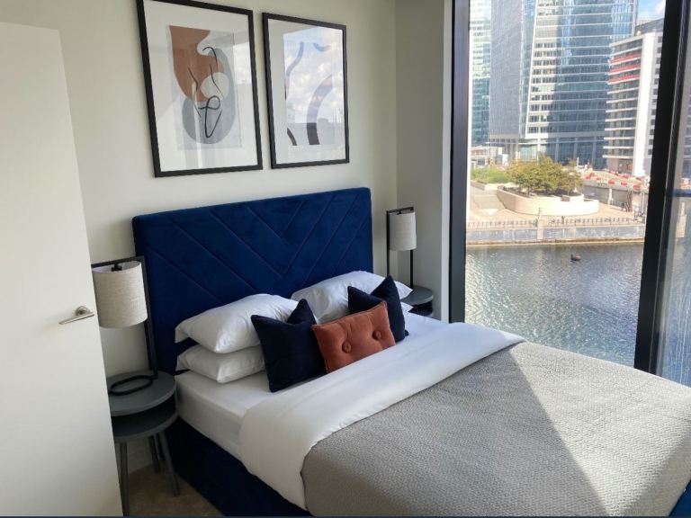 image for King size bedframe (new)