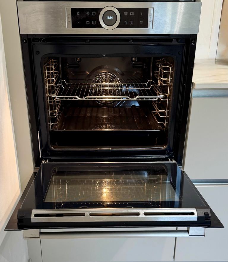  Bosch Built-in Oven HBG674BS1B – Premium Kitchen Appliance – Nearly New, Excellent Condition - £499