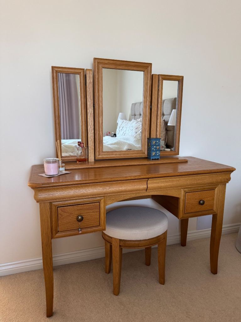 Willis & Gambier dressing table 
