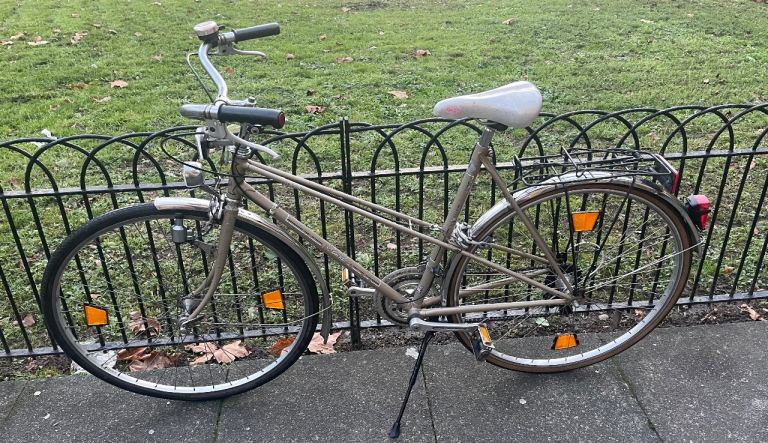  lovely Adult Raleigh bike 18 speeds 700C comfortable in very good condition 