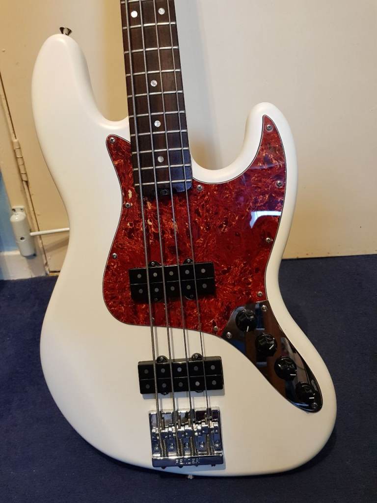 White Bass Guitar with Red Pickguard – Good Condition
