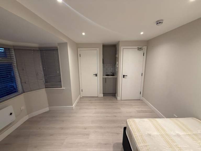 BENEFITS ACCEPTED - Studio Flat Available in Belmont Stanmore Harrow HA3