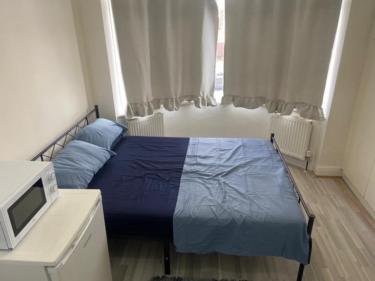 (Not a studio)Double room for single occupancy or couple welcome NW9 8JE