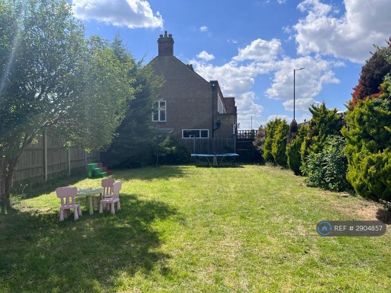 5 bedroom house in Mossville Gardens, Morden, SM4 (5 bed) (#2904857)