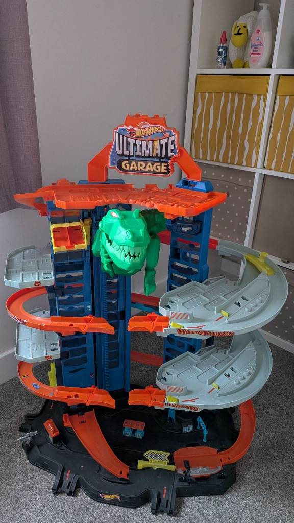 Hot wheels ultimate dinosaur garage 