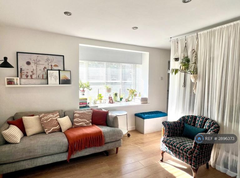 Studio flat in Orchard Grove, London, SE20 (#2896373)