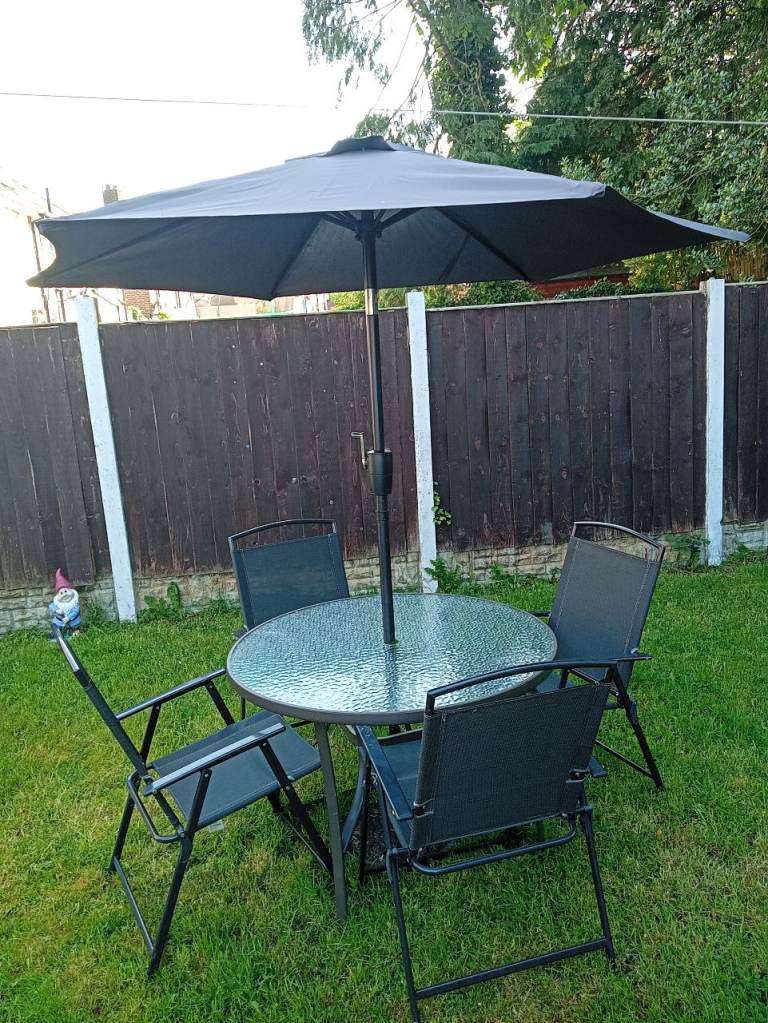 Garden Patio Furniture Set with Umbrella – Nearly New