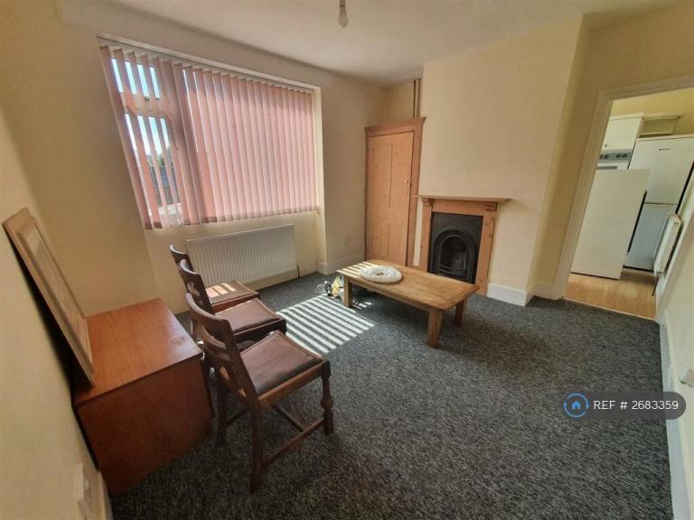 2 bedroom flat in Worthing Road, Southsea, PO5 (2 bed) (#2683359)