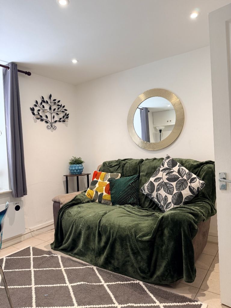 Beautiful Cottage for RENT, 2 bedroom, 2 bathrooms, excellent location, Semi-furnished!!