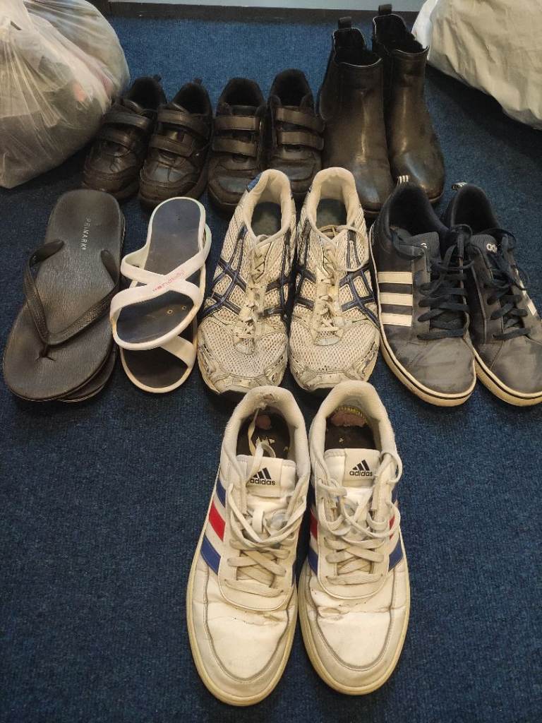 Worn out shoes and slippers. 8 pairs in total.
