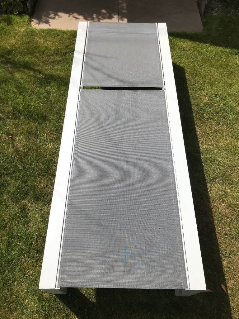 Set of 2 sun loungers and 1 table
