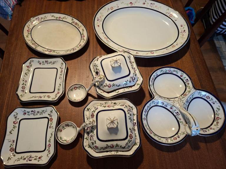  Pretty Wedgewood pattern no 8668 serveware bundle