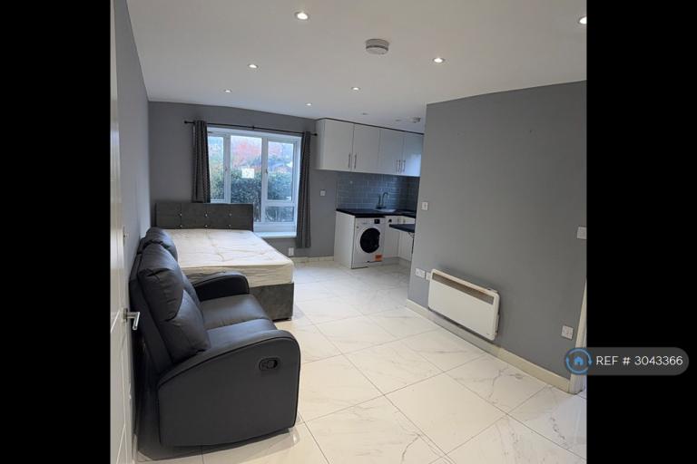 Studio flat in Hindhead Close, Uxbridge, UB8 (#3043366)