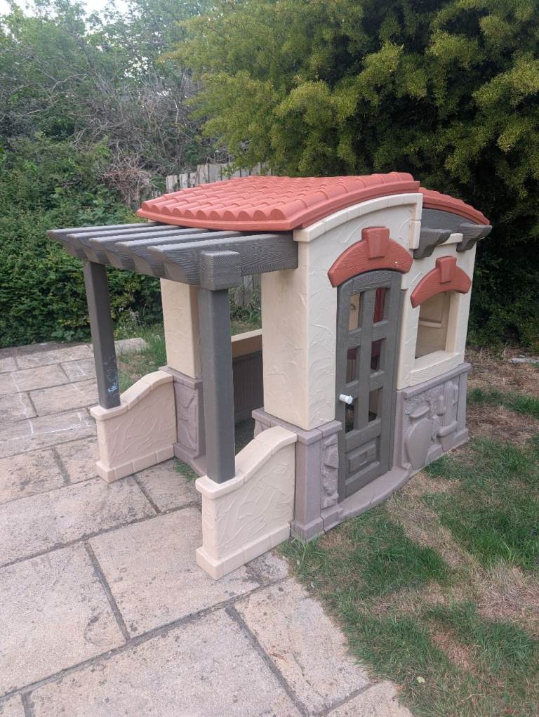 Garden playhouse not little tikes but better step 2