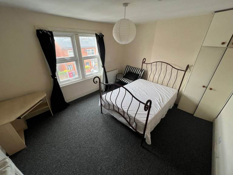 Large room available for £625 pcm including gas electric water and council tax 