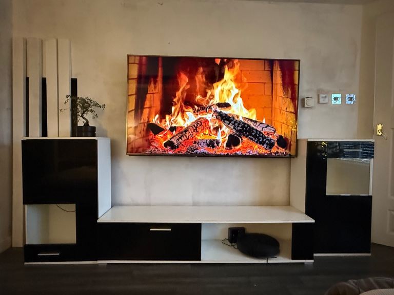 Tv stand black&white high gloss good condition. Collection only Barrhead