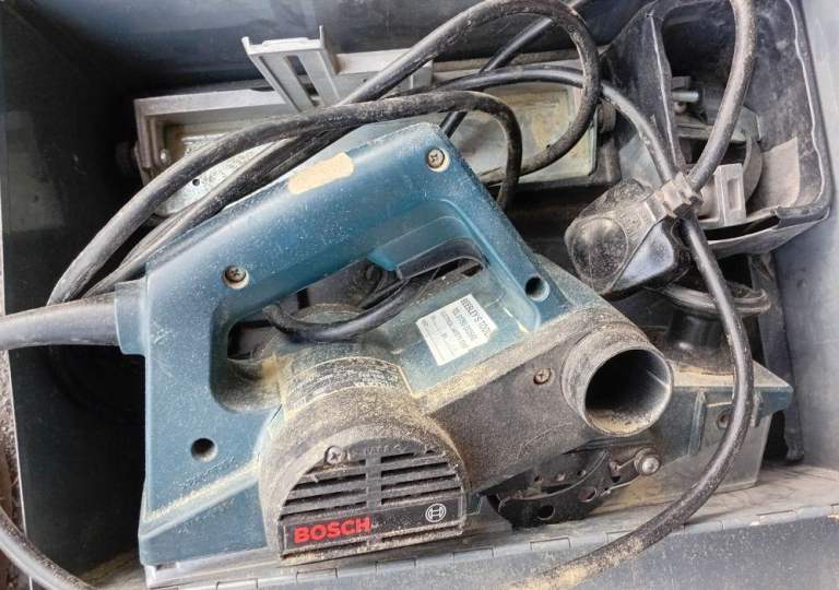 Bosch Electric Planer with Metal Case – Good Condition