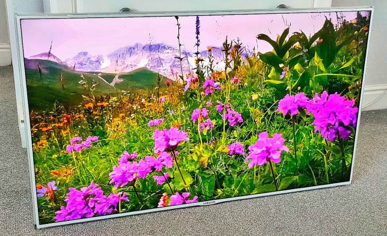 image for 40" WHITE SAMSUNG WALL MOUNT FULL HD LED WIFI TV LTD APPS SCREEN MIRRORING RC & WALL BRACKETS