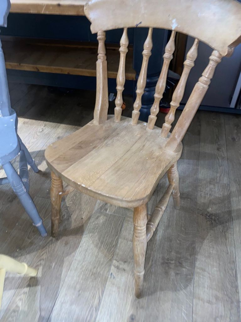 X 4 SOLID OAK COUNTRY/VICTORIAN STYLE DINING CHAIRS ,UP-CYCLE OR USE AS IS ,FREE LOCAL DELIVERY