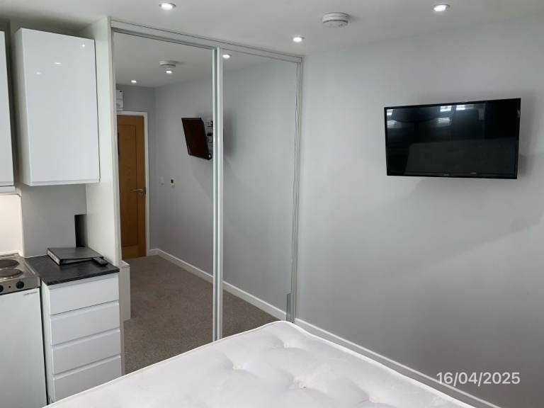 Modern Double Room with a kitchenette in Poole Town Centre - Available now 