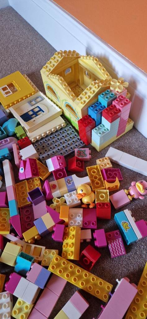 PLASTIC BUILDING BRICKS. EXCELLENT CONDITION.