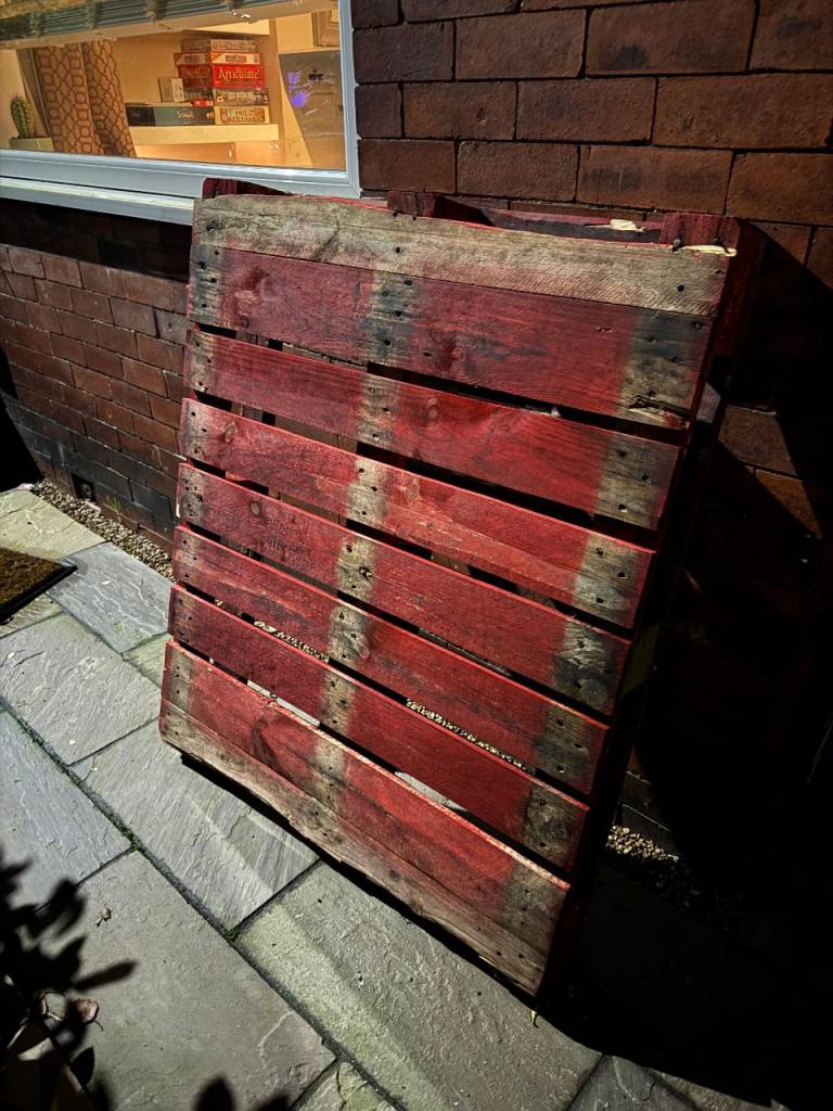 FREE WOODEN PALLET – RED, SENSUAL, AND FULL OF POTENTIAL