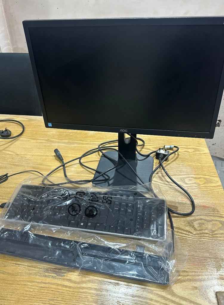 AOC Monitor with New Dell Keyboard – Like New