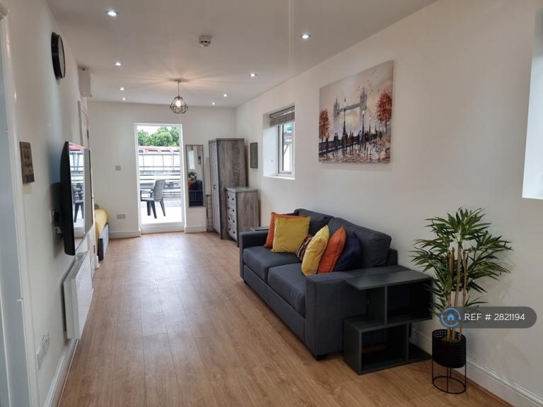 Studio flat in Commercial Road, London, E14 (#2821194)