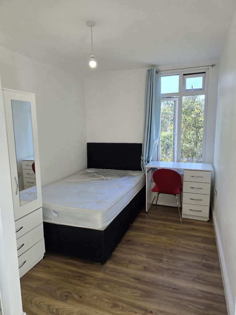 Ensuite room in NG9