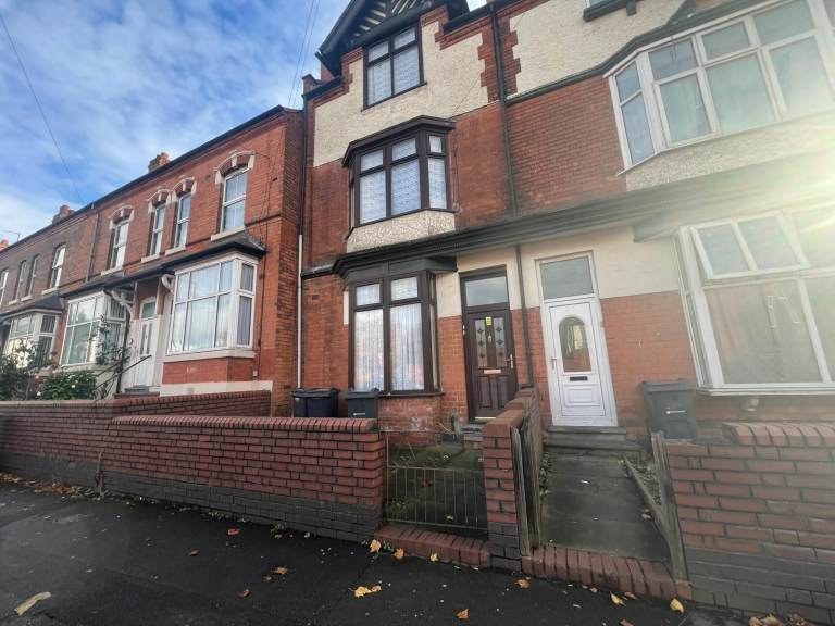**WARWICK ROAD**GROUND FLOOR ONE BEDROOM FLAT TO LET***IDEAL FOR COUPLES**GARDEN**AVAILABLE NOW!**