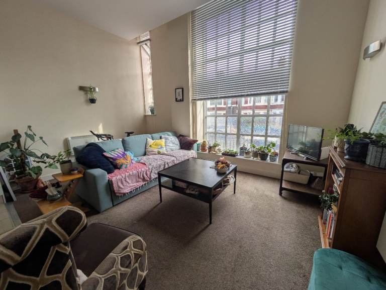 Large 2 bedrooms flat to rent + parking - £1000pcm