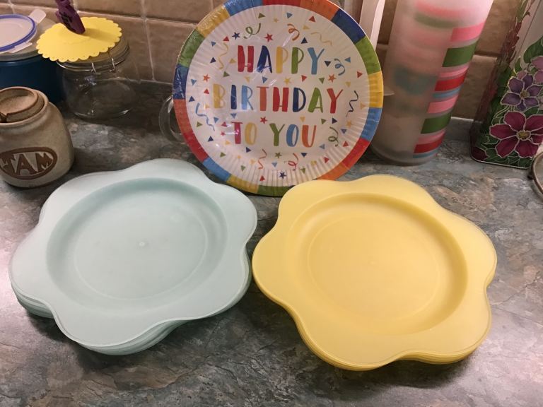 Set of 6 Plastic Flower-Shaped Plates – Blue & Yellow