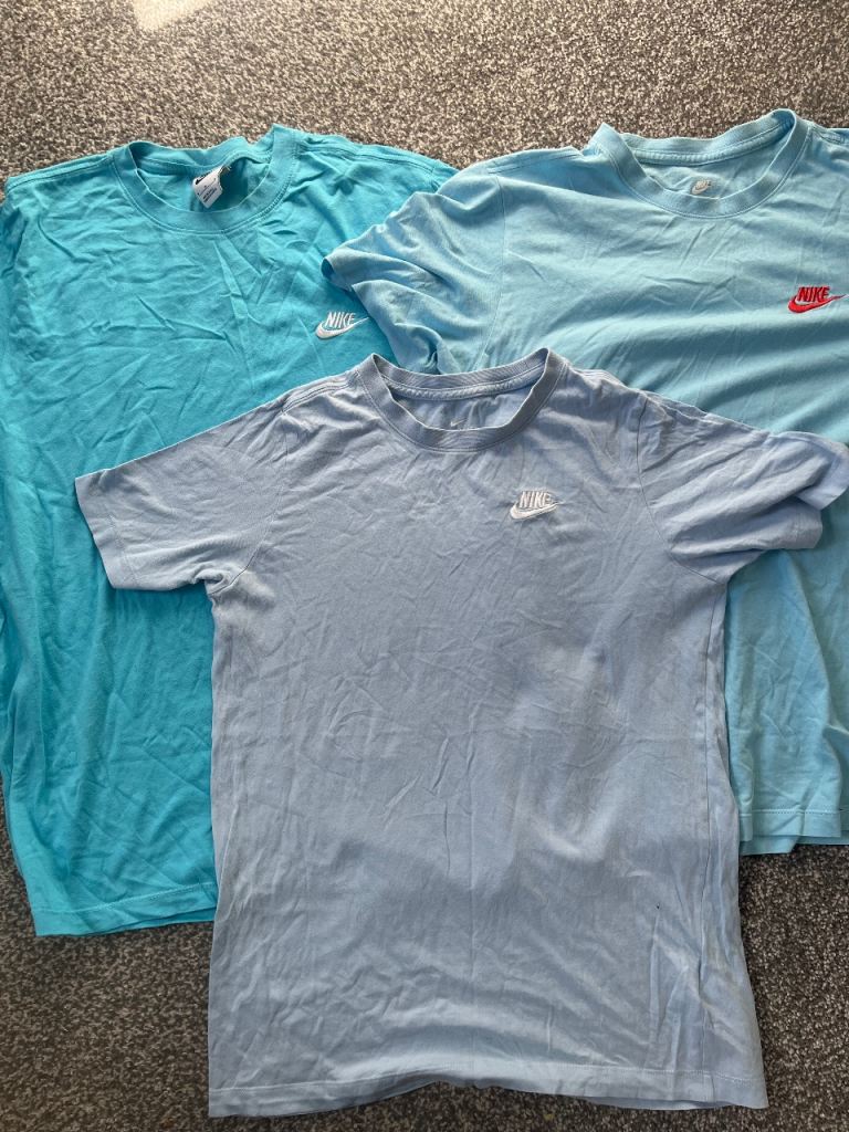 17 T-Shirts size Medium