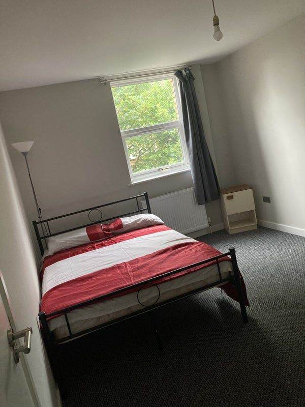 Spacious Double room available - Bills included