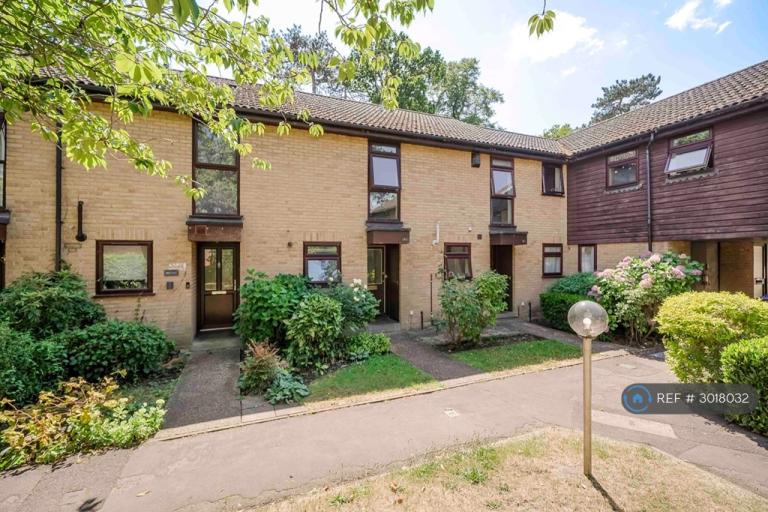 2 bedroom house in Inkerman Road, Knaphill, Woking, GU21 (2 bed) (#3018032)