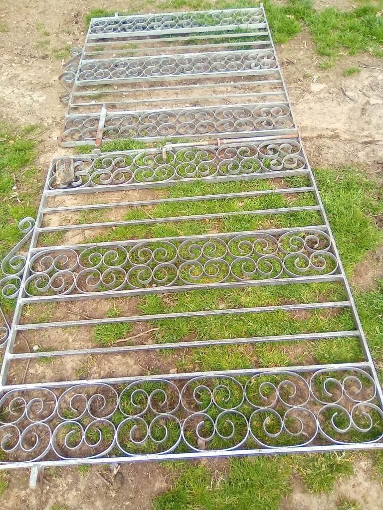 9ft Pair of Drive Gates 