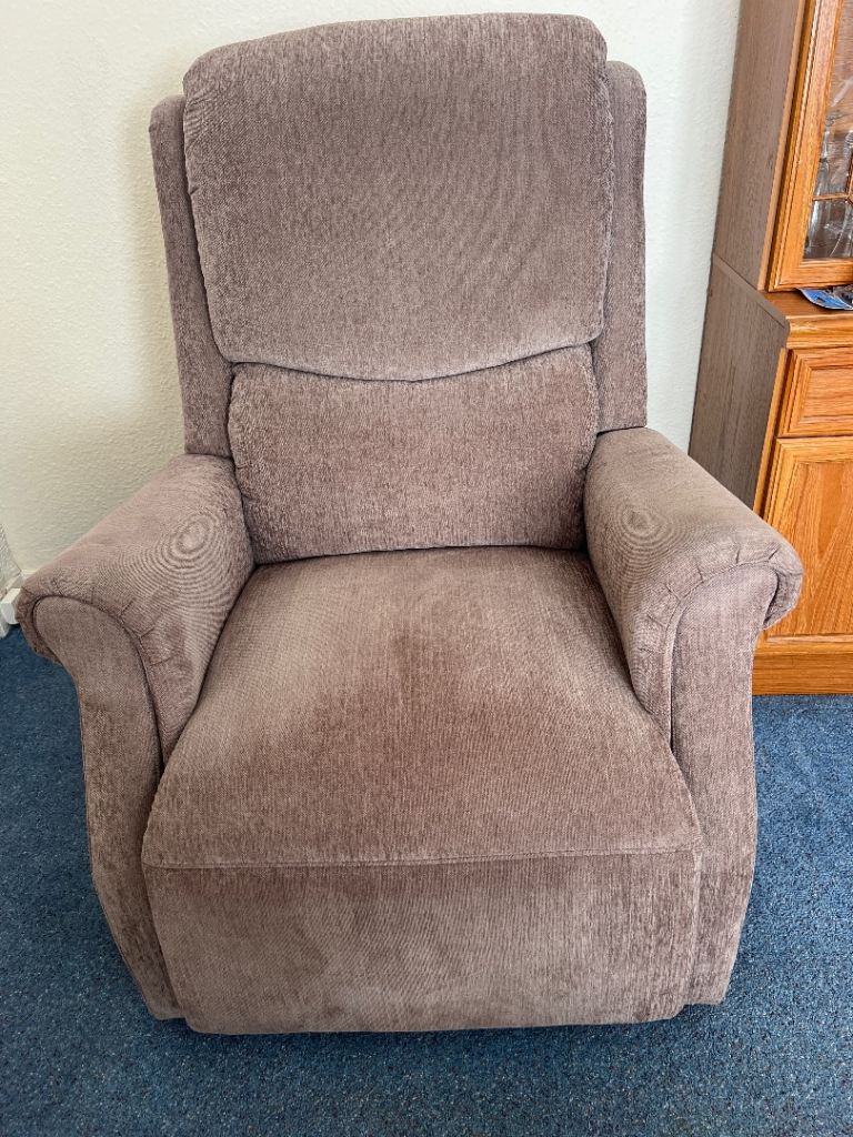 Brown Fabric Riser/Recliner Armchair – Good Condition
