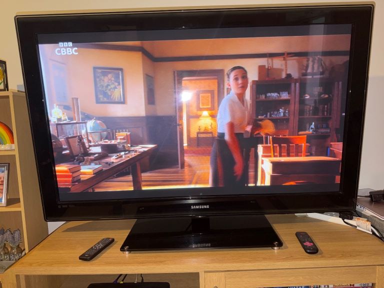 Samsung TV with the glass tv stand with Remote Control  - Good Condition