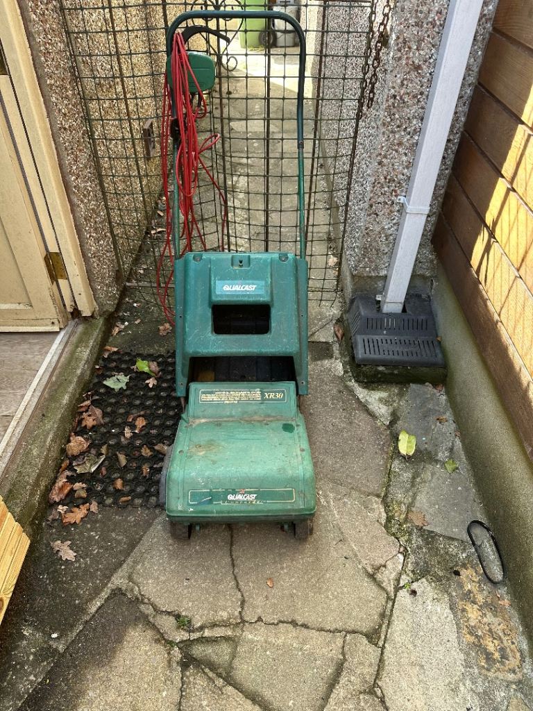 Qualcast XR30 Electric Lawnmower – Fair Condition, Green