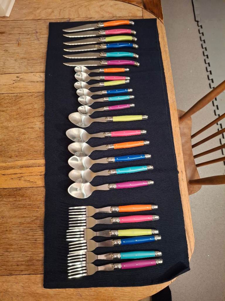 Laguiole Classic French 24-Piece Cutlery Set – Very Good Condition