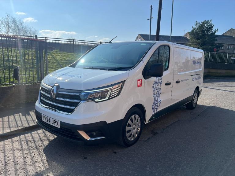EX DEMO Renault Trafic E-Tech ELECTRIC Panel Van L2 H1 LWB Red Edition LOW MILES
