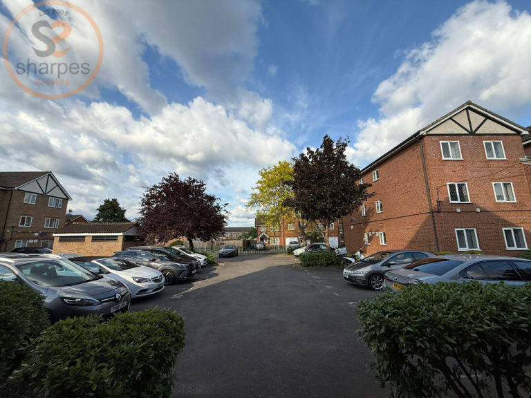 1 bedroom flat in Heathfield Drive, Mitcham, Surrey